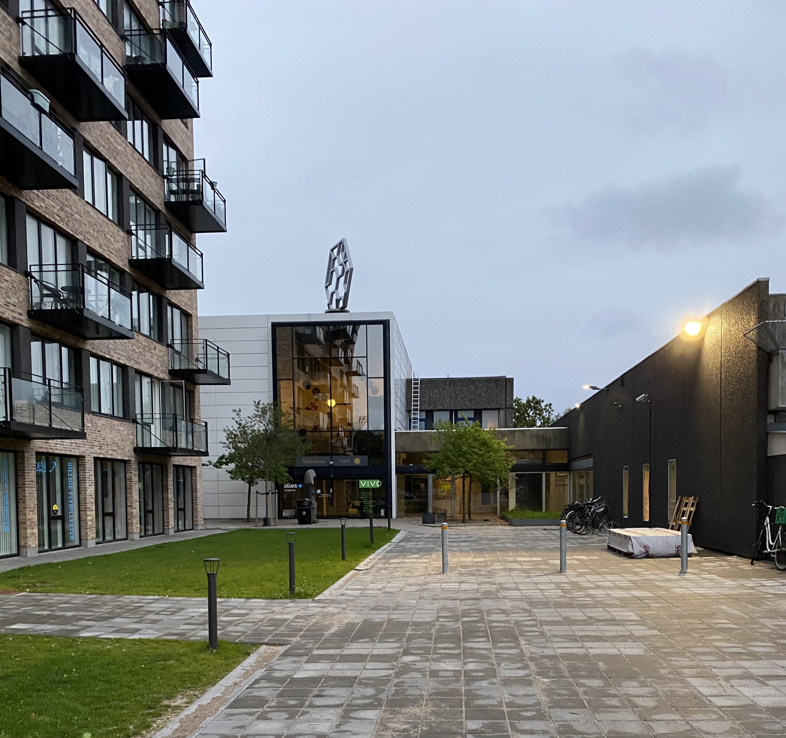 Indgang til lægehus og Bibliotek